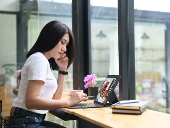 Acer Iconia Duo S12 official lifestyle image