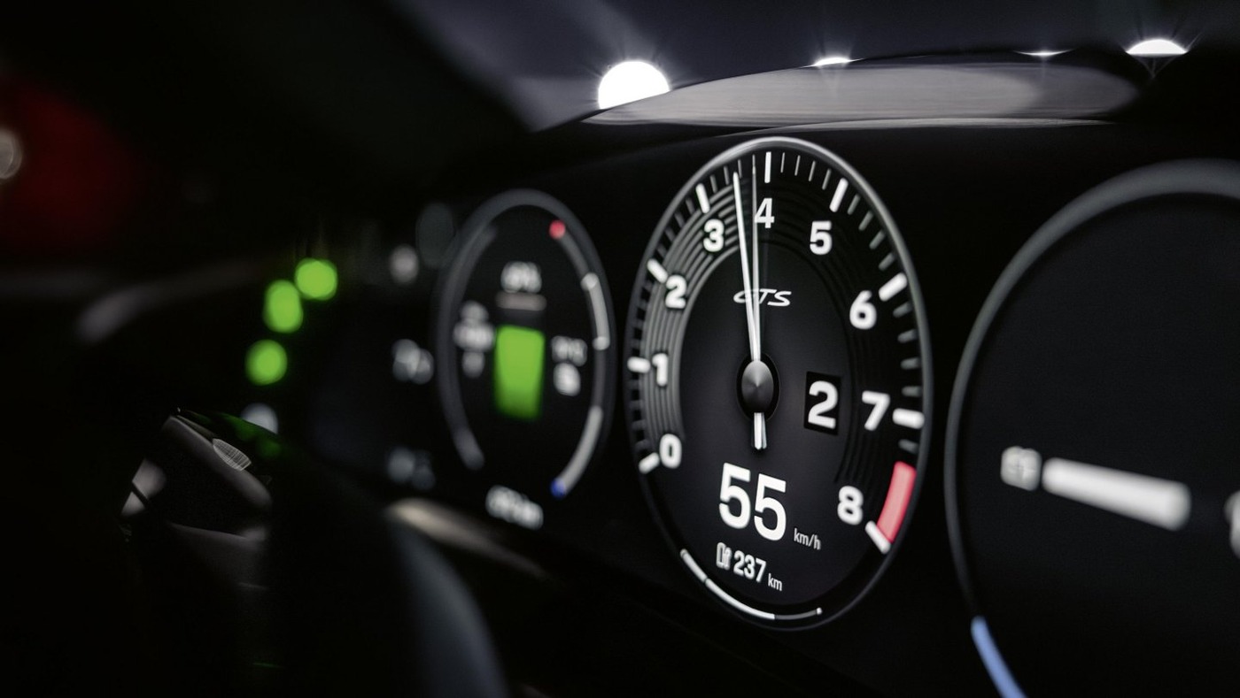 Porsche Taycan virtual rev counter and gear indicator for E-Shift.