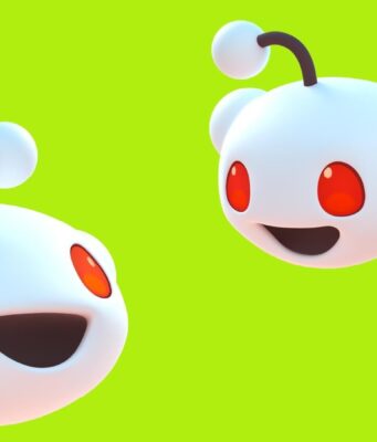 Reddit Now Lets You Reply With Video Comments Two 3D Reddit Snoo mascots facing each other on a bright green background