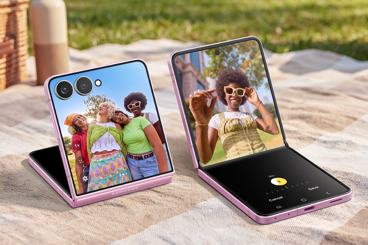 Galaxy Z Flip8 FlexCam modes for selfies and group photos on the cover and main displays