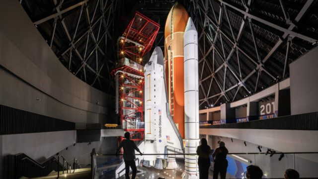 space-shuttle-endeavour-launch-position-gallery Rendering of Space Shuttle Endeavour standing in launch position inside the Samuel Oschin Shuttle Gallery