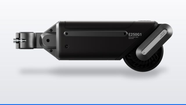 tmm-asus-oxiis-e250g1-hero ASUS Oxiis E250G1 Intelligent Bike Booster shown in profile with its seatpost clamp and drive roller