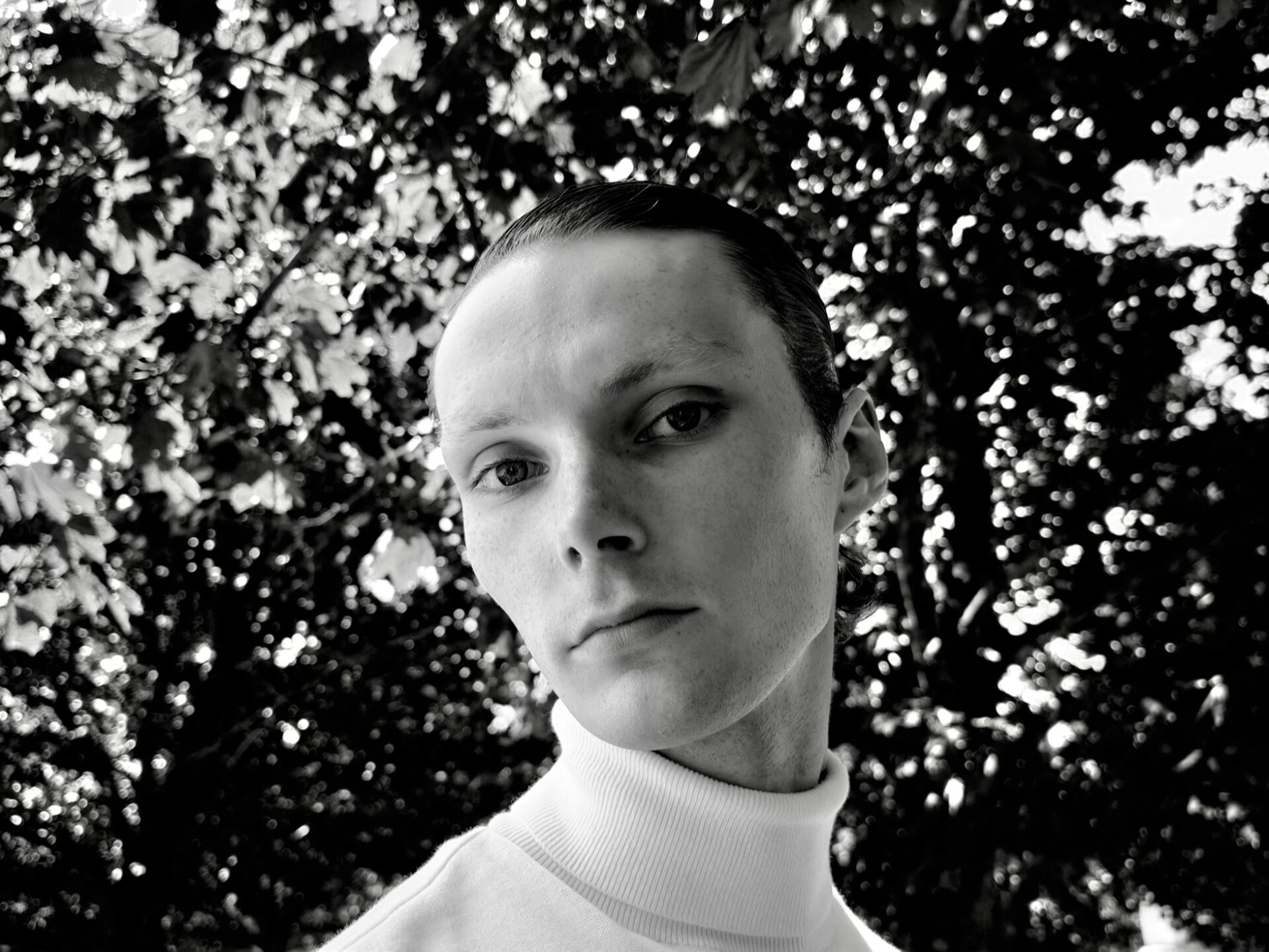 Black-and-white portrait shot on the iPhone 18 Pro with a blurred background from the variable aperture