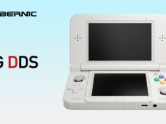 White Anbernic RG DDS handheld shown open with two dark screens on a light blue background beside the ANBERNIC and RG DDS wordmarks