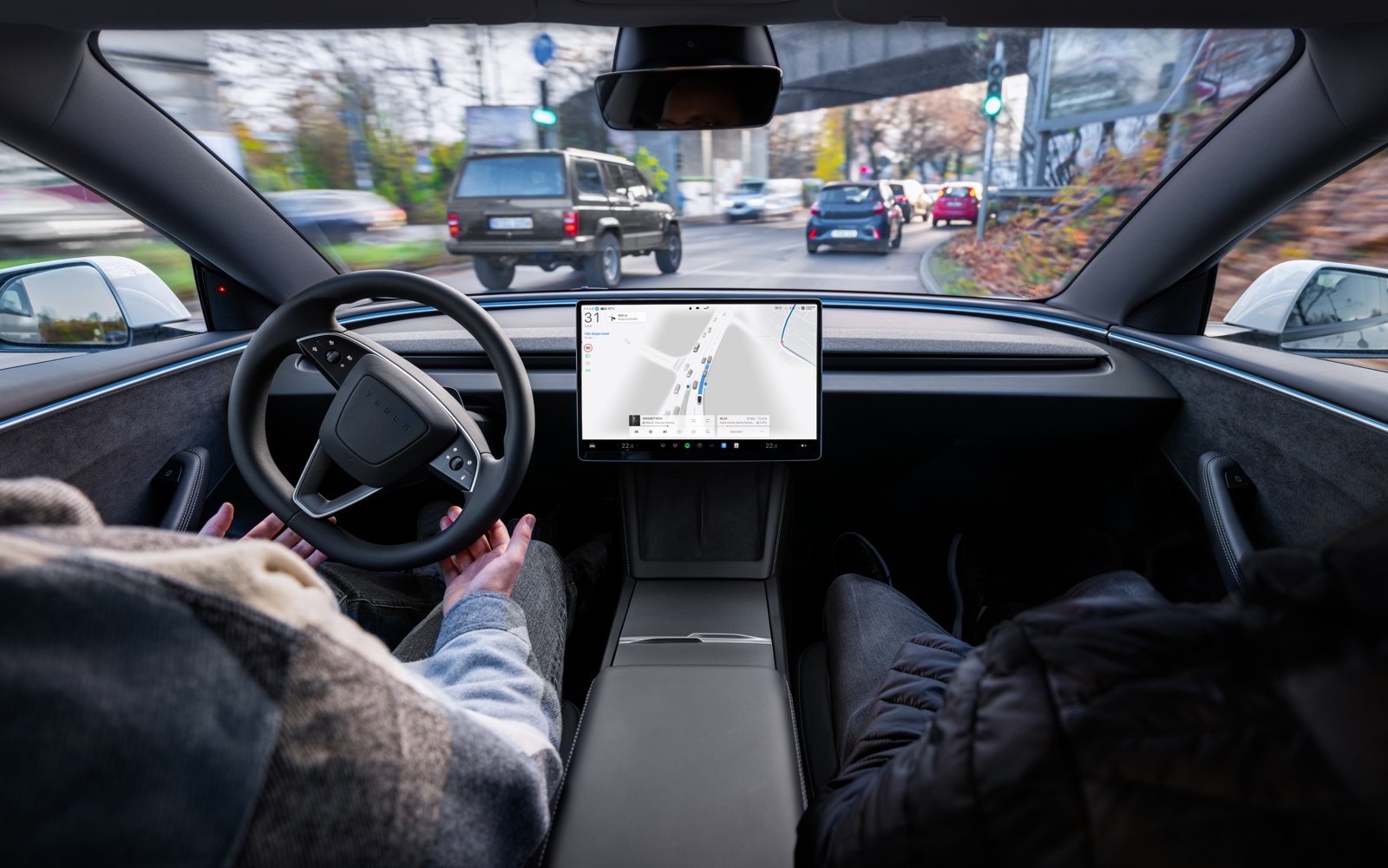 Interior view of a vehicle driving with Tesla Assisted Driving, from Tesla's German website